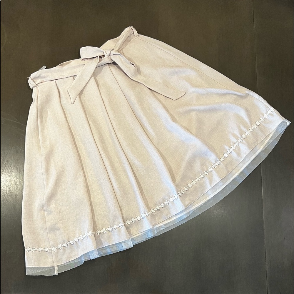 Skirt with waist tie